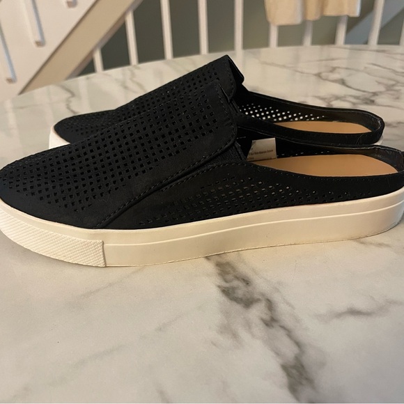 Women's Meena Slip On Sneakers -
Universal Thread Black Size 7 - Picture 6 of 6